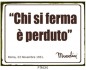 MUSSOLINI   TARGA IN LATTA ANTICHIZZATA CHI SI FERMA E' PERDUTO