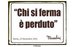 MUSSOLINI   TARGA IN LATTA ANTICHIZZATA CHI SI FERMA E' PERDUTO